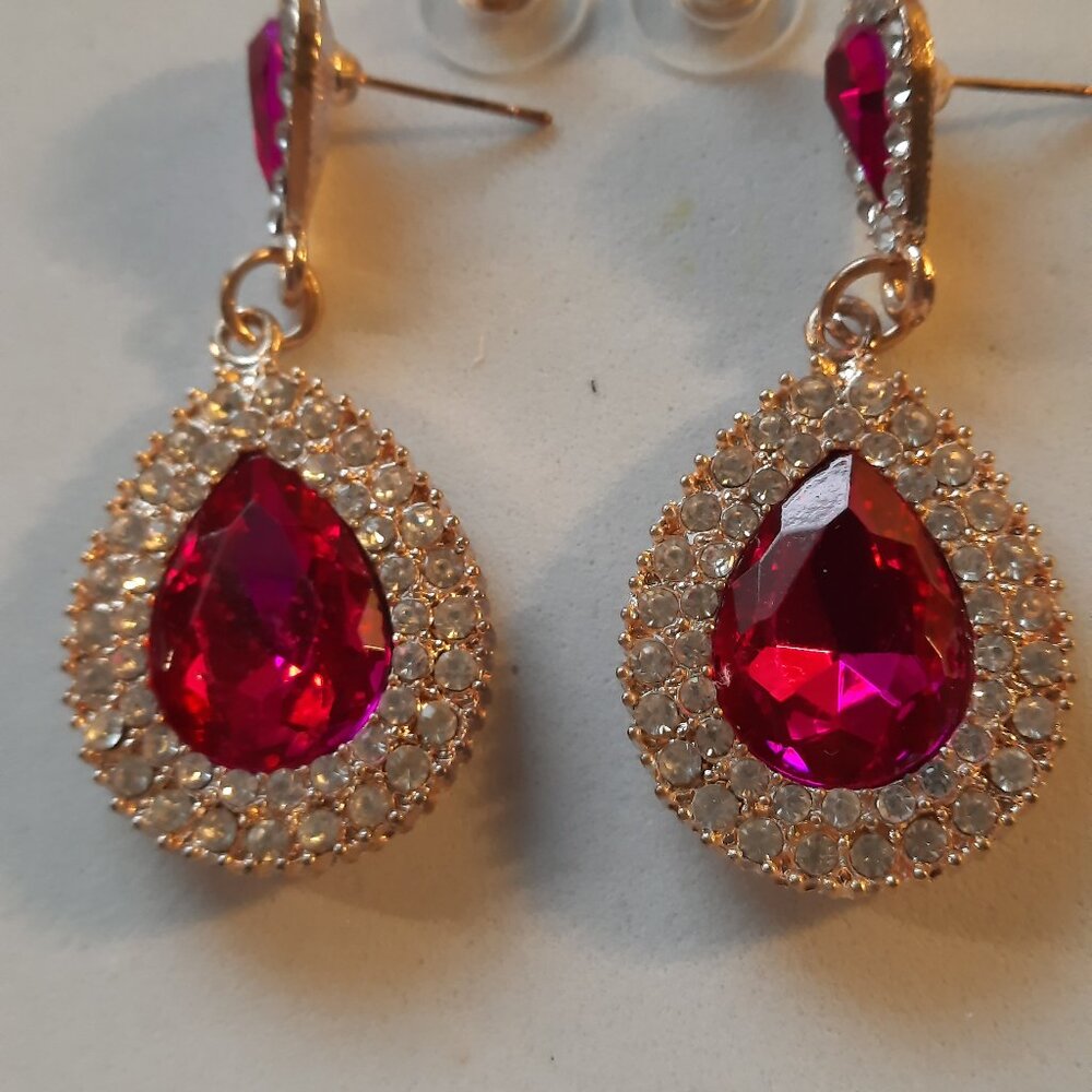 Brand New Impeccable and beautiful dangle for the lovers of jewelry
